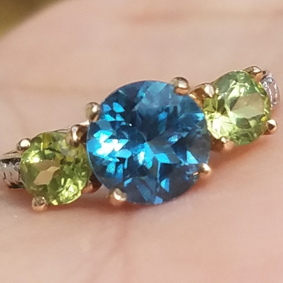 Jewelry - 10k Solid Yellow Gold Blue Topaz & Peridot Ring